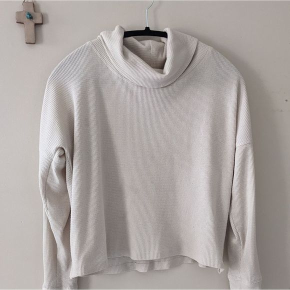 ❗2/$25 Bundle Discount❗Cropped light knit sweater - size M - Picture 1 of 3